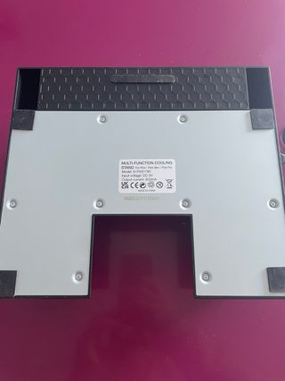 Base Ventilada y Cargador Mandos PS4 marca GIVO.