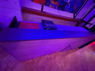 Cabina DJ moderna con iluminación LED