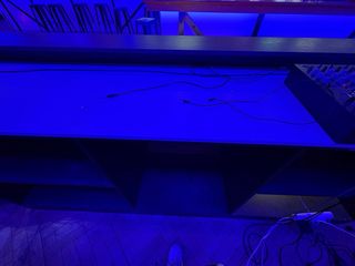 Cabina DJ moderna con iluminación LED