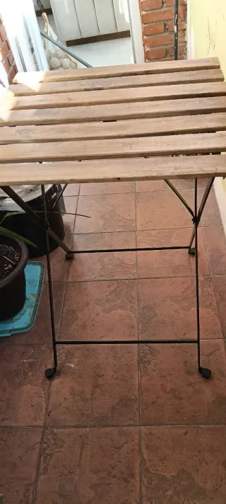 Mesa de terraza de madera y metal