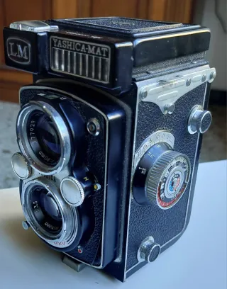 Cámara Yashica Mat LM Negra
