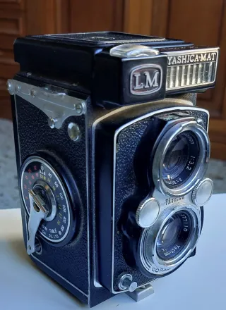 Cámara Yashica Mat LM Negra