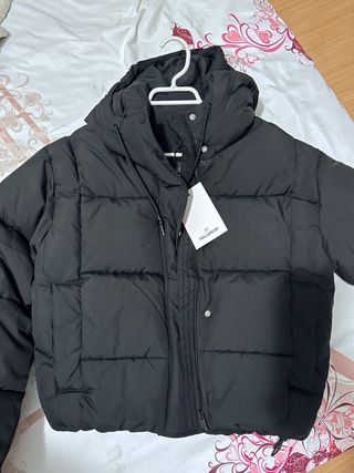 Cazadora Pull&Bear negra con capucha