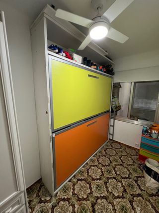 Litera abatible naranja y amarilla