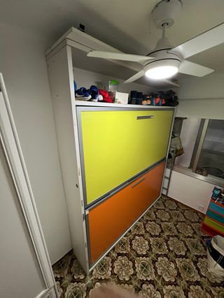 Litera abatible naranja y amarilla