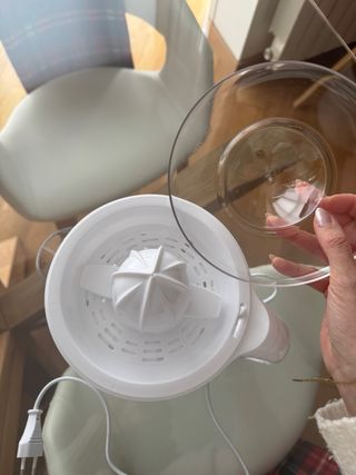 Exprimidor eléctrico blanco