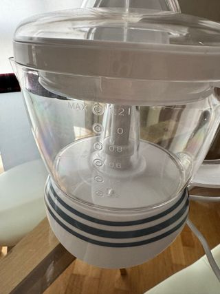 Exprimidor eléctrico blanco