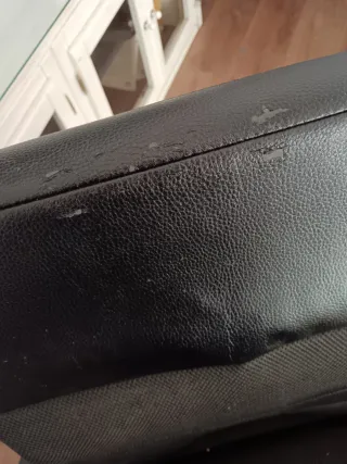 Silla giratoria de oficina negra.