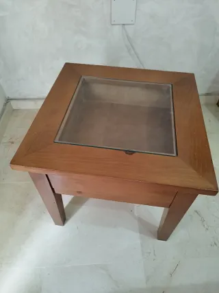 Mesa baja de madera con tapa de cristal