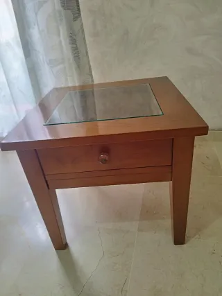Mesa baja de madera con tapa de cristal