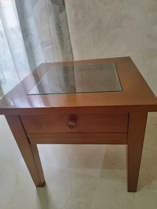 Mesa baja de madera con tapa de cristal