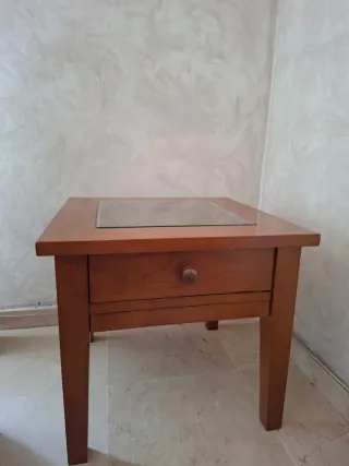 Mesa baja de madera con tapa de cristal