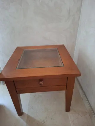 Mesa baja de madera con tapa de cristal