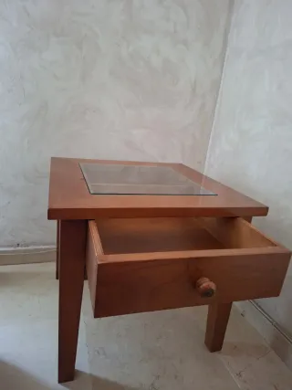 Mesa baja de madera con tapa de cristal