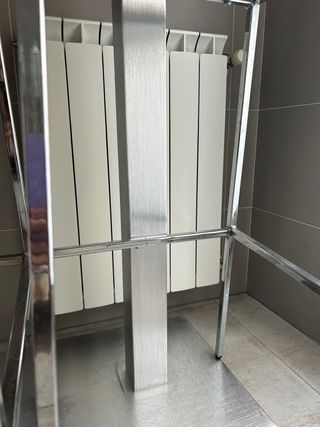 Mesa alta con 2 taburetes