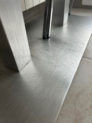 Mesa alta con 2 taburetes