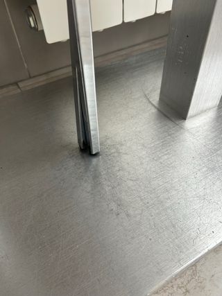 Mesa alta con 2 taburetes