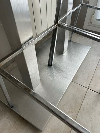 Mesa alta con 2 taburetes