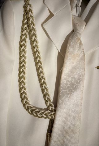 Traje de comunión blanco y dorado