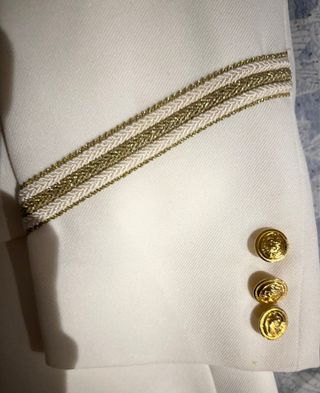 Traje de comunión blanco y dorado