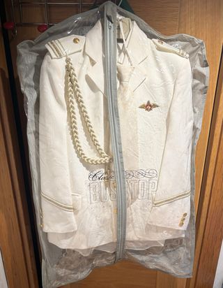 Traje de comunión blanco y dorado