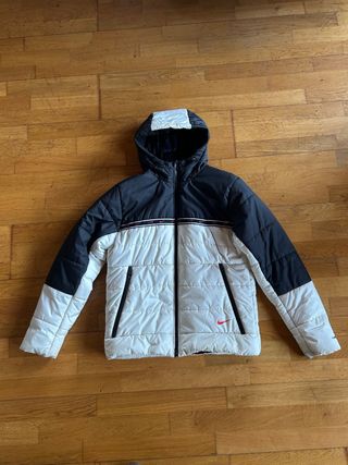 Chaqueta Nike Negra y Blanca con Capucha