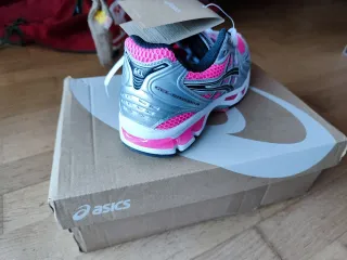 Zapatillas deportivas Asics rosas y plateadas