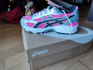 Zapatillas deportivas Asics rosas y plateadas