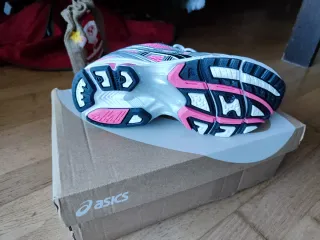 Zapatillas deportivas Asics rosas y plateadas