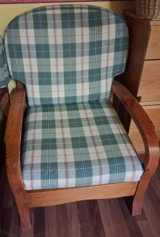 2 sillones de tela y madera