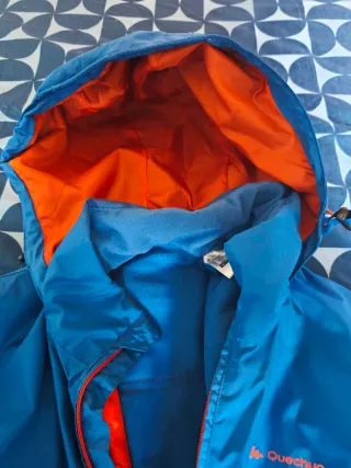 Abrigo Decathlon azul y naranja