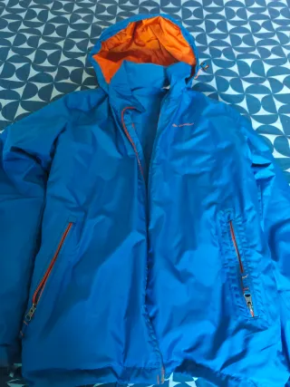 Abrigo Decathlon azul y naranja