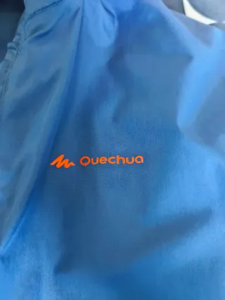 Abrigo Decathlon azul y naranja