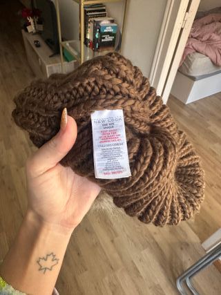 Gorro de lana marrón con pompón