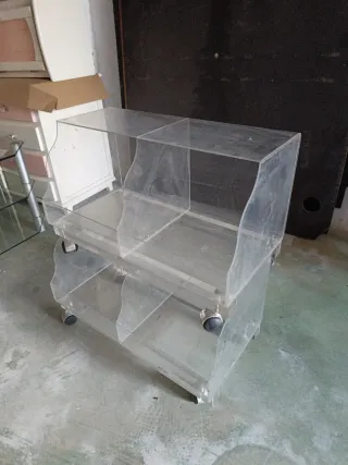 Mueble expositor acrílico con ruedas