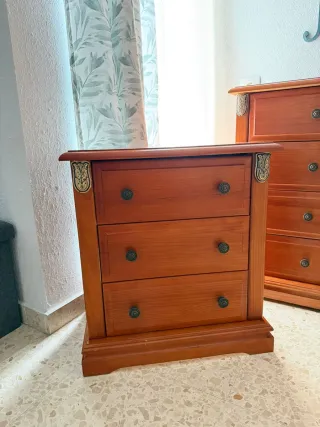 Cómoda, mesita noche y espejo