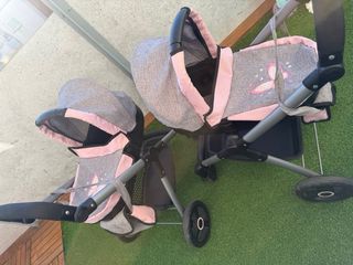 Carritos de bebé de juguete gris y rosa