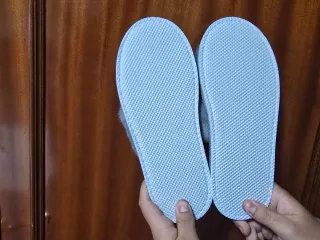 Zapatillas grises de pelo con nombre Lucia.