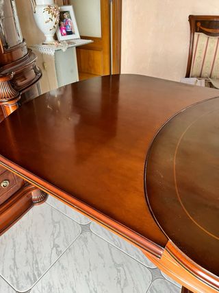 Mesa de comedor extensible de madera maciza.