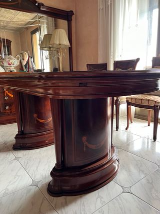 Mesa de comedor extensible de madera maciza.