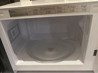 Microondas blanco con mandos giratorios