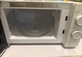 Microondas blanco con mandos giratorios