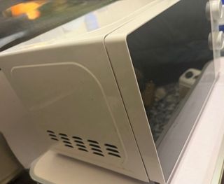 Microondas blanco con mandos giratorios