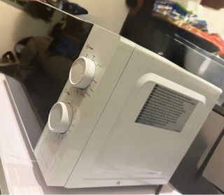 Microondas blanco con mandos giratorios