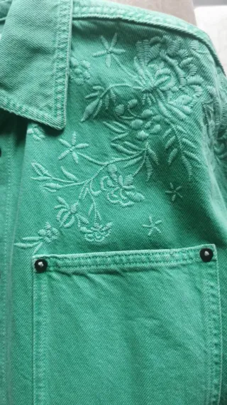 Sobrecamisa vaquera bordada verde.