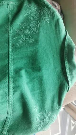 Sobrecamisa vaquera bordada verde.
