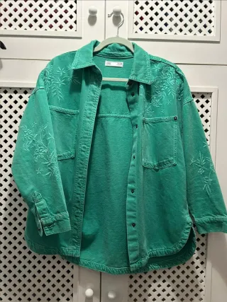 Sobrecamisa vaquera bordada verde.