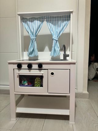 Cocina de juguete blanca con cortinas