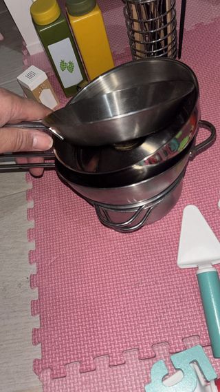 Cocina de juguete blanca con cortinas