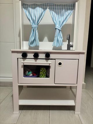 Cocina de juguete blanca con cortinas
